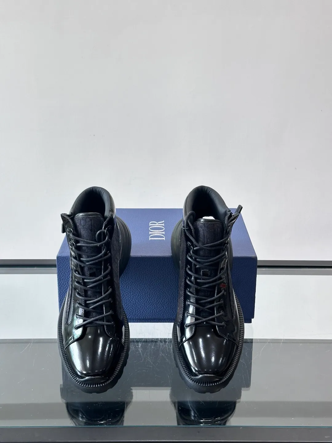 p600 "Dio＊" Combat Oblique high-top sneakers, black glossy leather + Oblique presbyopic canvas splicing, low-key luxury and super recognizable. The EVA sole is lightweight and cushioned, making it comfortable for daily wear or long walks. The high-top design is perfect for support, and the tongue and sole have the "DIOR" logo. You must pay attention to details! Whether it is casual or urban style, it can be easily controlled. It is a high-end luxury item that combines fashion and function. It is a popular choice for men's shoes size: 39-44 (38.45 customized)